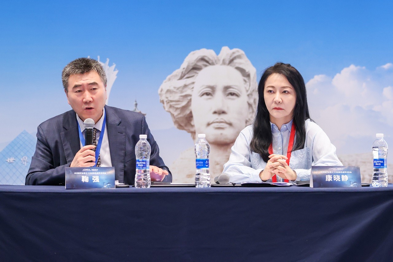 图11：康晓静教授与鞠强教授发言.jpg