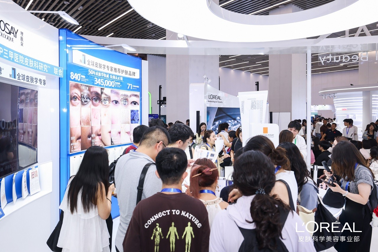 图2：理肤泉展台.jpg