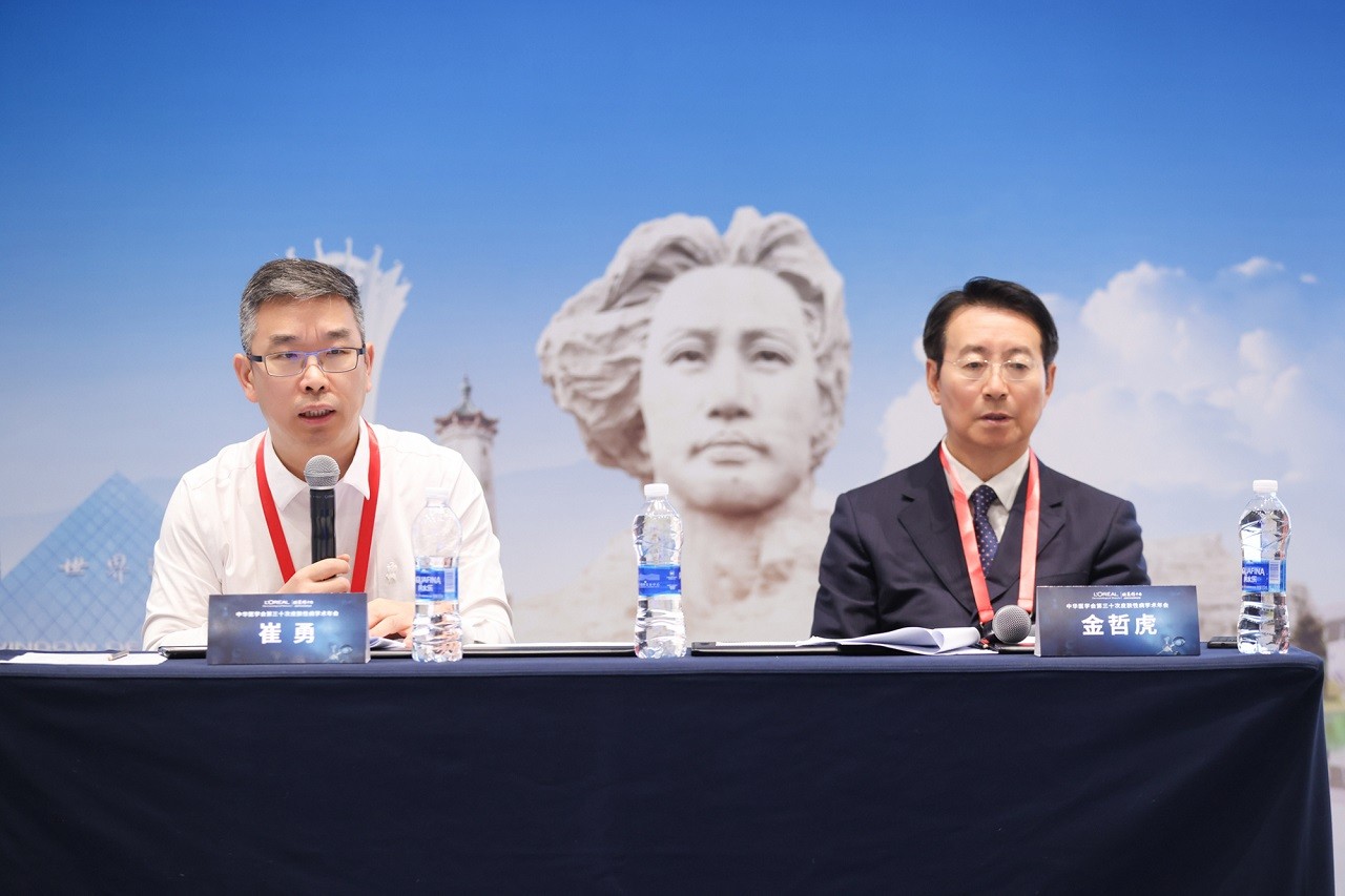 图8：金哲虎教授与崔勇教授发言.jpg